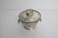 藏品(總督府徽紋雙繫環帶蓋銀碗三套組)的圖片