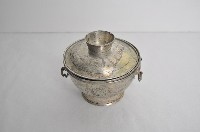 藏品(總督府徽紋雙繫環帶蓋銀碗三套組)的圖片