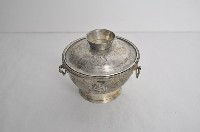 藏品(總督府徽紋雙繫環帶蓋銀碗三套組)的圖片