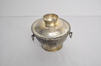 藏品(總督府徽紋雙繫環帶蓋銀碗三套組)的圖片