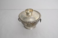 藏品(總督府徽紋雙繫環帶蓋銀碗三套組)的圖片