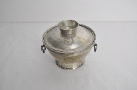 藏品(總督府徽紋雙繫環帶蓋銀碗三套組)的圖片