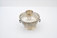 藏品(總督府徽紋雙繫環帶蓋銀碗三套組)的圖片