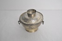 藏品(總督府徽紋雙繫環帶蓋銀碗三套組)的圖片