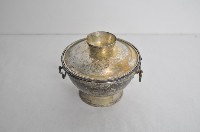 藏品(總督府徽紋雙繫環帶蓋銀碗三套組)的圖片