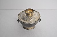 藏品(總督府徽紋雙繫環帶蓋銀碗三套組)的圖片