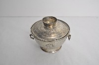 藏品(總督府徽紋雙繫環帶蓋銀碗三套組)的圖片