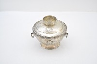 藏品(總督府徽紋雙繫環帶蓋銀碗三套組)的圖片