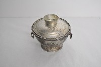 藏品(總督府徽紋雙繫環帶蓋銀碗三套組)的圖片