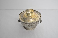 藏品(總督府徽紋雙繫環帶蓋銀碗三套組)的圖片