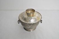 藏品(總督府徽紋雙繫環帶蓋銀碗三套組)的圖片