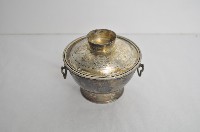 藏品(總督府徽紋雙繫環帶蓋銀碗三套組)的圖片