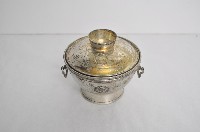 藏品(總督府徽紋雙繫環帶蓋銀碗三套組)的圖片