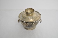 藏品(總督府徽紋雙繫環帶蓋銀碗三套組)的圖片