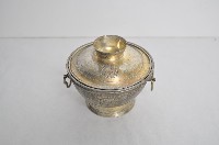 藏品(總督府徽紋雙繫環帶蓋銀碗三套組)的圖片