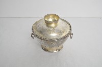 藏品(總督府徽紋雙繫環帶蓋銀碗三套組)的圖片