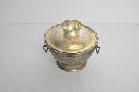 藏品(總督府徽紋雙繫環帶蓋銀碗三套組)的圖片