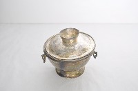 藏品(總督府徽紋雙繫環帶蓋銀碗三套組)的圖片