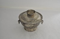 藏品(總督府徽紋雙繫環帶蓋銀碗三套組)的圖片