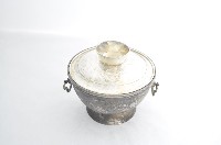 藏品(總督府徽紋雙繫環帶蓋銀碗三套組)的圖片