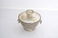 藏品(總督府徽紋雙繫環帶蓋銀碗三套組)的圖片