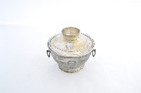 藏品(總督府徽紋雙繫環帶蓋銀碗三套組)的圖片