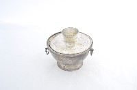 藏品(總督府徽紋雙繫環帶蓋銀碗三套組)的圖片