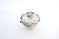 藏品(總督府徽紋雙繫環帶蓋銀碗三套組)的圖片