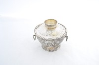 藏品(總督府徽紋雙繫環帶蓋銀碗三套組)的圖片