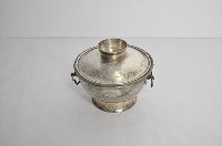 藏品(總督府徽紋雙繫環帶蓋銀碗三套組)的圖片