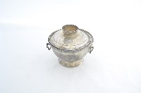 藏品(總督府徽紋雙繫環帶蓋銀碗三套組)的圖片