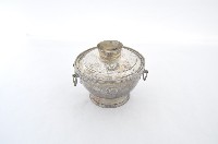 藏品(總督府徽紋雙繫環帶蓋銀碗三套組)的圖片