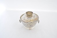 藏品(總督府徽紋雙繫環帶蓋銀碗三套組)的圖片