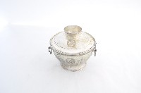 藏品(總督府徽紋雙繫環帶蓋銀碗三套組)的圖片