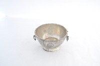 藏品(總督府徽紋雙繫環帶蓋銀碗三套組)的圖片