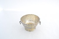 藏品(總督府徽紋雙繫環帶蓋銀碗三套組)的圖片