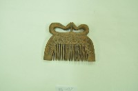 藏品(排灣族木製人形刻紋梳)的圖片