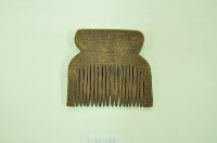 藏品(排灣族木製人形刻紋梳)的圖片