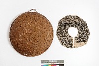 藏品(魯凱族籐編容器與繡領)的圖片