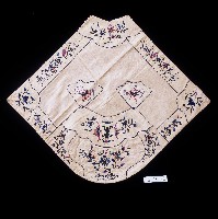 藏品(白色壽字刺繡肚兜)的圖片