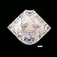 藏品(白色吉祥刺繡肚兜)的圖片