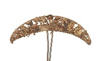 藏品(金屬製半月型雕花髮釵)的圖片