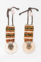 藏品(排灣族串珠貝板耳飾一對)的圖片