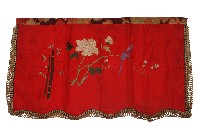 藏品(紅色絲綢花鳥繡樣門簾)的圖片