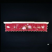藏品(深紅色花卉繡樣床簾)的圖片