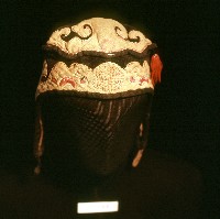 藏品(黑色花卉紋繡樣童帽)的圖片