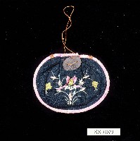 藏品(深色花卉圖樣圓形刺繡袋)的圖片
