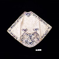 藏品(福在眼前刺繡扇形白棉肚兜)的圖片