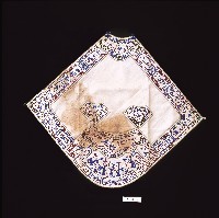 藏品(龍鳳呈祥刺繡扇形白緞肚兜)的圖片