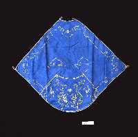藏品(平安綿長刺繡扇形藍棉肚兜)的圖片